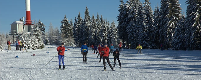 Skifahren im Riesengebirge Polen Riesengebirge mit Skifahrern