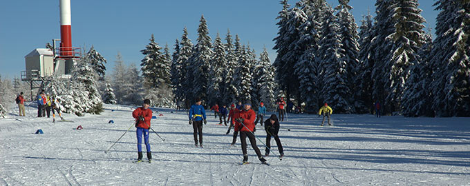 Riesengebirge mit Skifahrern